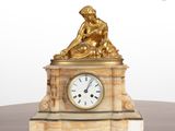 une horloge en or posée sur une table en bois