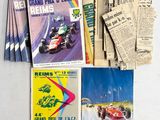 beaucoup de livres et de magazines sur la table