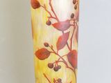 un vase en verre orné d'un motif posé sur une table