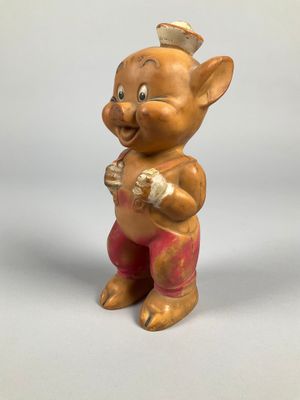 une image représentant une figurine de cochon coiffée d'un chapeau