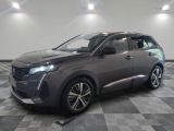 un SUV gris garé sur un sol en damier dans un garage