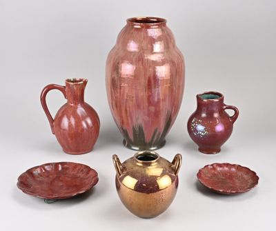 tout un tas de vases et de bols différents sur la table