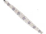 un gros plan sur un bracelet en argent orné de cristaux bleus et blancs
