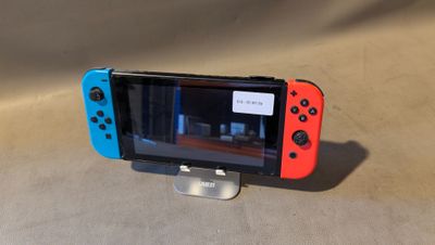 une Nintendo Switch Lite posée sur une table