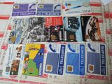 de nombreux types de cartes de crédit disposés sur une table
