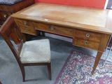 un bureau en bois avec une chaise devant