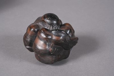 BALI, XXe siècle Sculpture populaire en ébène d'homme lové s…