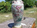 un grand vase posé sur une table en bois