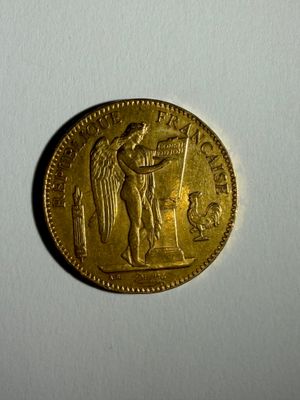 une image d'une pièce d'or sur une surface blanche