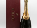un gros plan sur une bouteille de champagne à côté d'une boîte
