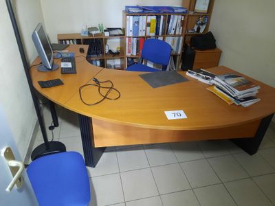 un bureau sur lequel se trouvent un ordinateur portable et un moniteur