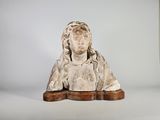 une image représentant une statue d'une femme assise sur un socle en bois