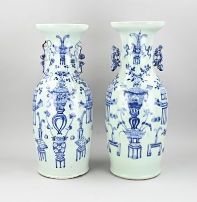 une paire de vases bleus et blancs ornés de motifs orientaux