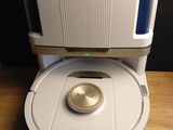 un robot assis sur une table