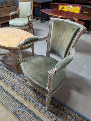 plusieurs chaises et une table dans une pièce dont le sol est recouvert d'un tapis