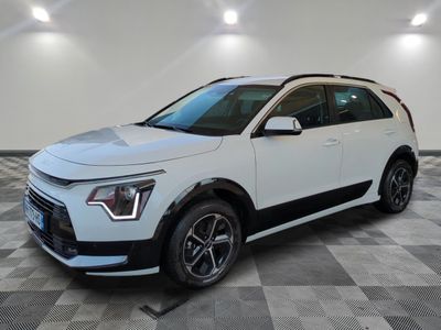le 4x4 blanc est garé sur le sol en damier d'un garage