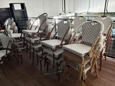 le nombre de chaises alignées dans une pièce