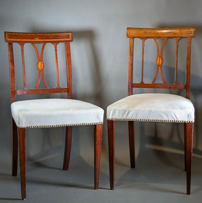 deux chaises en bois avec un revêtement blanc, rembourré, rembourré, rembourré, rembourré, rembourré, rembourré, rembourré, rembourré