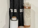 de nombreux rouleaux de tissu noir et blanc par terre