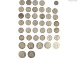 l'image d'un paquet de pièces de monnaie posé sur une surface blanche