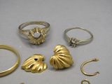 quelques bagues en or et d'autres bijoux posés sur une table