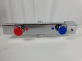 un gros plan d'une valve rouge, blanche et bleue sur fond blanc