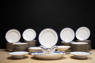 un grand nombre d'assiettes posées sur une table