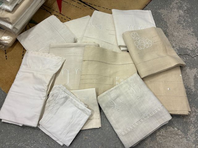 Lot de 9 draps brodés et ajourés , une housse d’édredon, 4 taies.