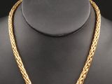 un collier à chaîne en or sur un mannequin mannequin mannequin mannequin mannequin mannequin mannequin mannequin mannequin mannequin