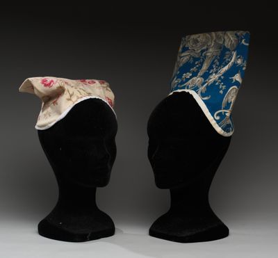 deux chapeaux posés sur une tête de mannequin, ornés de motifs bleus et blancs