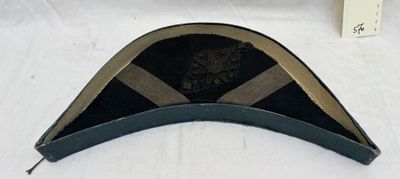 une image représentant un chapeau militaire orné d'une bande noire et beige