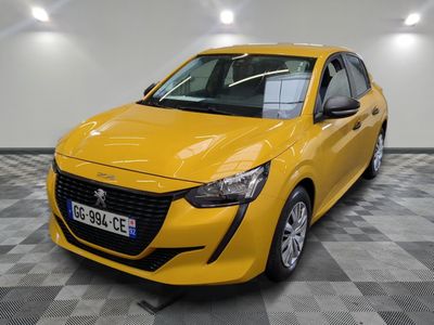 La voiture jaune est garée dans le garage, sur un sol à damier.