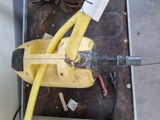 un tuyau jaune raccordé à une pompe à eau jaune