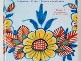 une image représentant un livre orné de fleurs, posé sur une table