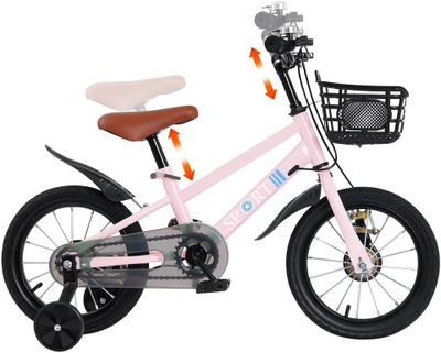 Le vélo est rose et il y a un panier à l'arrière.