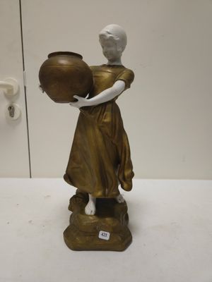 une statue représentant une femme tenant un pot posé sur une table