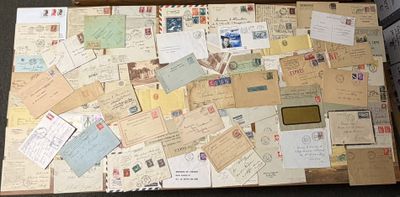 une valise remplie de cartes postales et de lettres, posée par terre