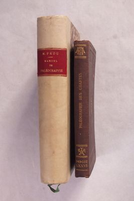 deux livres posés l'un sur l'autre sur une table