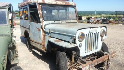 deux vieilles jeeps garées sur un parking