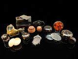 un grand nombre d'objets posés sur une table