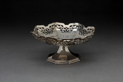une assiette en argent antique avec un motif de fleur