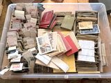 un bac en plastique rempli d'une multitude de livres et de papiers