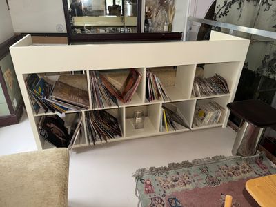 une étagère remplie de disques