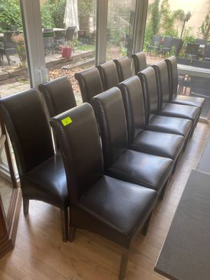 beaucoup de fauteuils en cuir noir dans une pièce