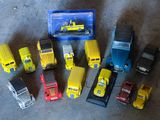 beaucoup de petits camions jouets qui traînent par terre