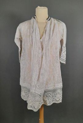 une photo d'un mannequin vêtu d'une chemise blanche