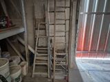 une échelle adossée au mur d'une pièce