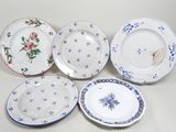 plusieurs assiettes ornées de motifs bleus et blancs sur un fond blanc