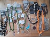 de nombreux colliers et bracelets différents disposés sur une table