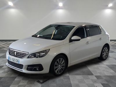 la voiture blanche est garée sur un sol en damier dans le garage